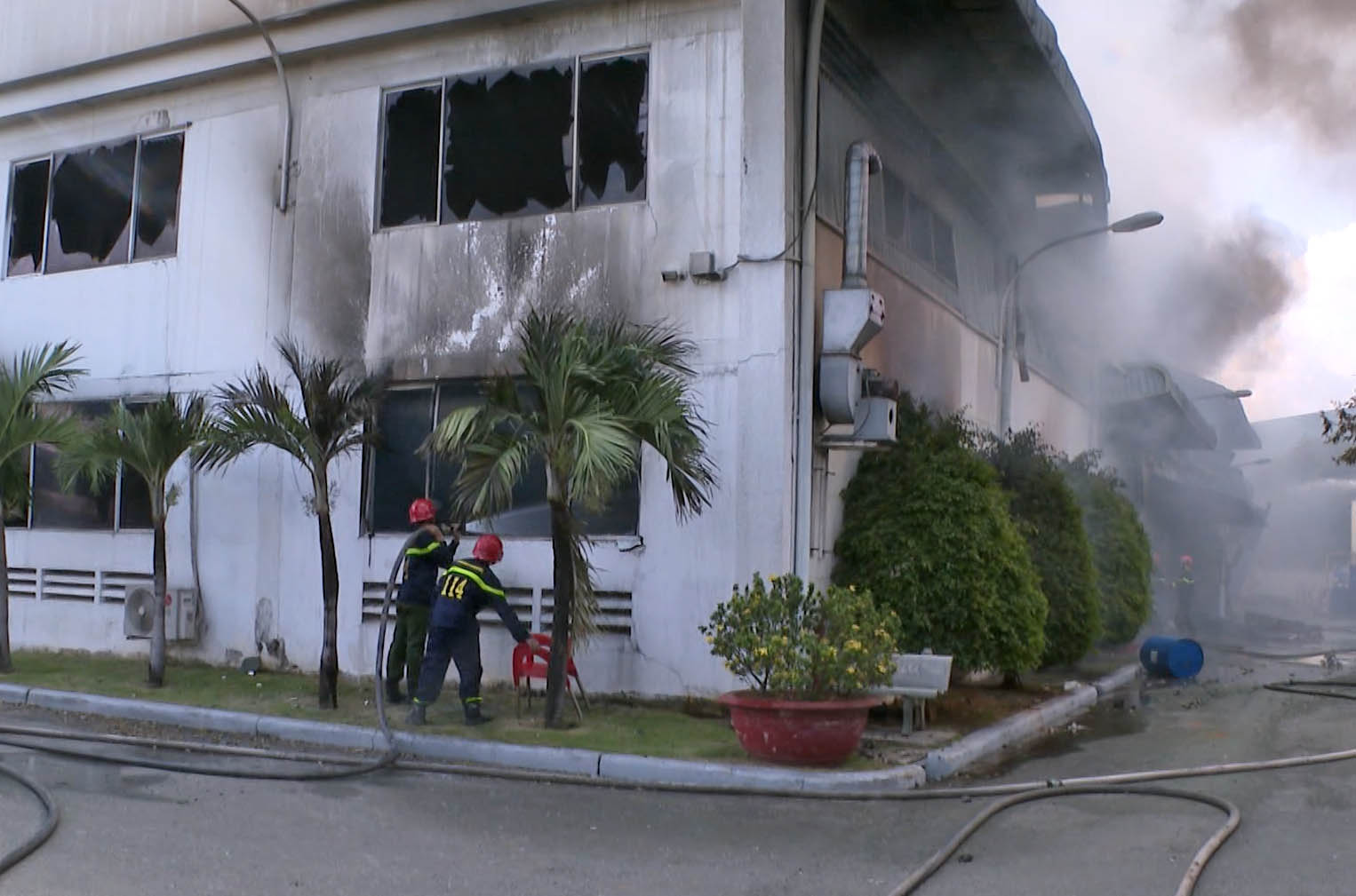 Cháy lớn tại Khu công nghiệp Long Bình